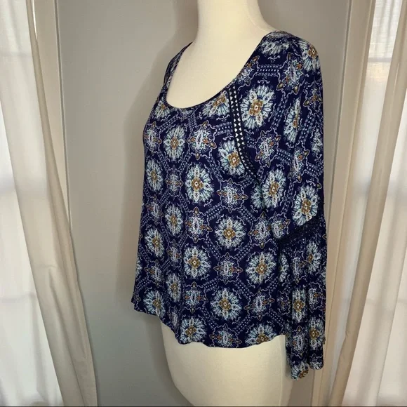 Forever 21 Bell Sleeve Blouse - Picture 5 of 6